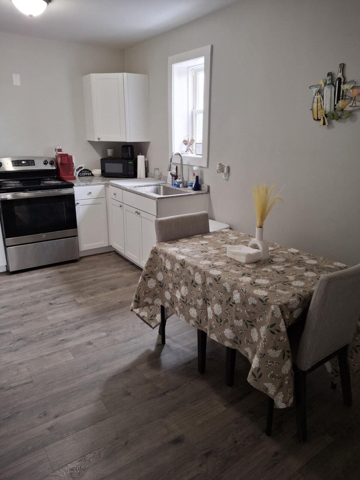 Kitchen, dining side