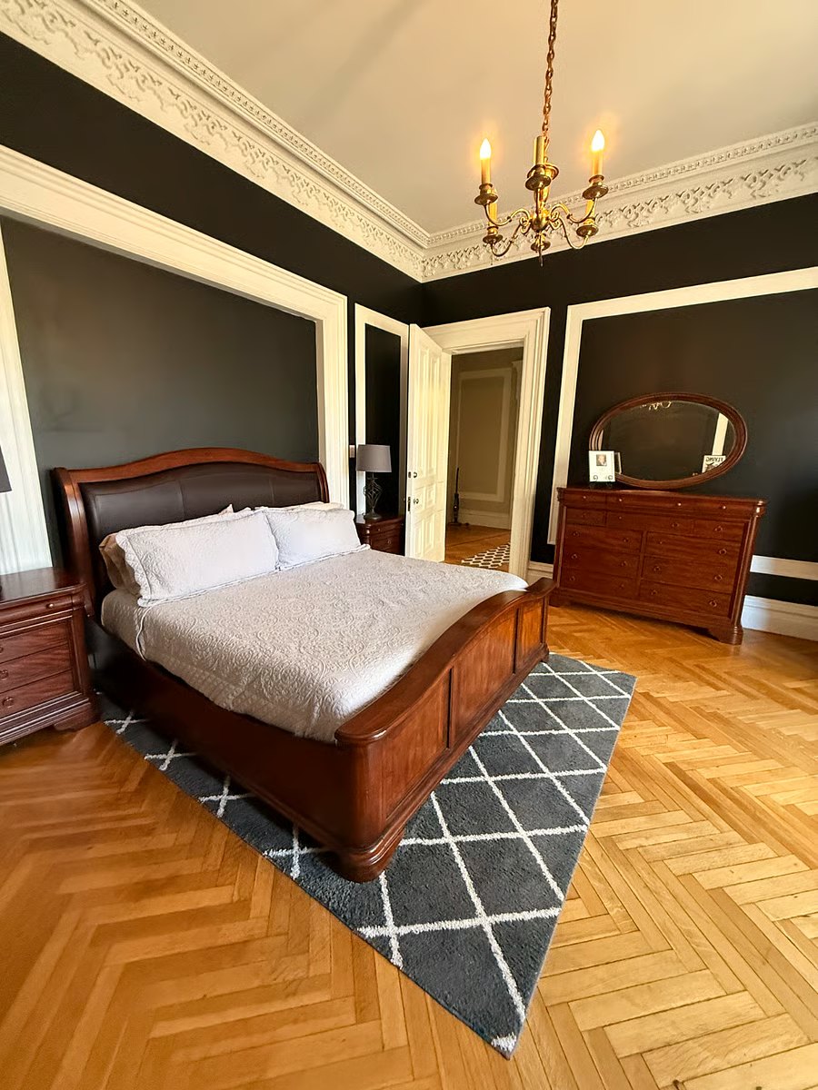 Bedroom with sleigh bed